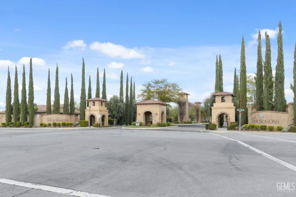 Property Slideshow image 2 of 48 | 5901 orange hill pl, Bakersfield, CA, 93306