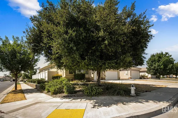 Property Slideshow image 3 of 22 | 5800 blazing star ln, Bakersfield, CA, 93306