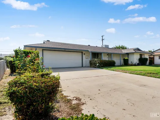 Property Slideshow image 2 of 20 | 405 oak fair way, Bakersfield, CA, 93309