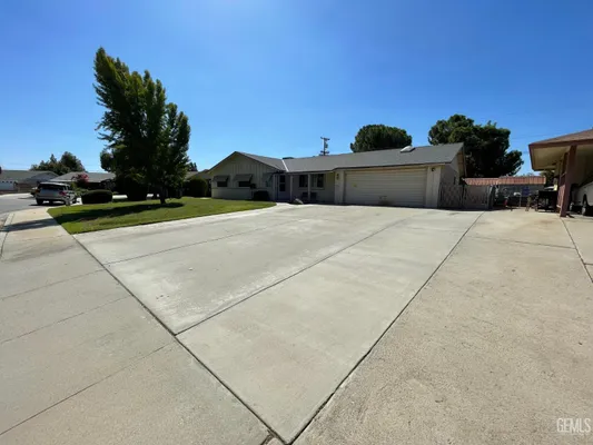 Property Slideshow image 3 of 44 | 917 cherry hills dr, Bakersfield, CA, 93309