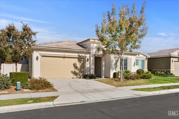 Property Slideshow image 2 of 49 | 10016 francois ln, Bakersfield, CA, 93306