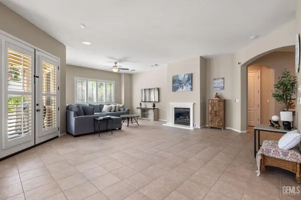 Property Slideshow image 3 of 35 | 5703 park place dr, Bakersfield, CA, 93306