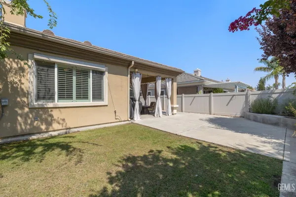 Property Slideshow image 3 of 32 | 5703 park place dr, Bakersfield, CA, 93306