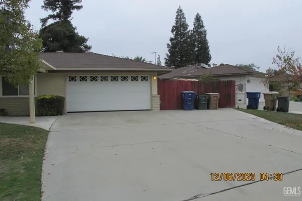 Property Slideshow image 2 of 25 | 144 glen oaks dr, Bakersfield, CA, 93309