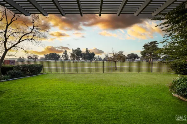 Property Slideshow image 2 of 39 | 10308 dutch iris dr, Bakersfield, CA, 93311