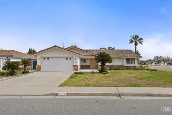 Property Slideshow image 3 of 42 | 112 oakmont ct, Bakersfield, CA, 93309
