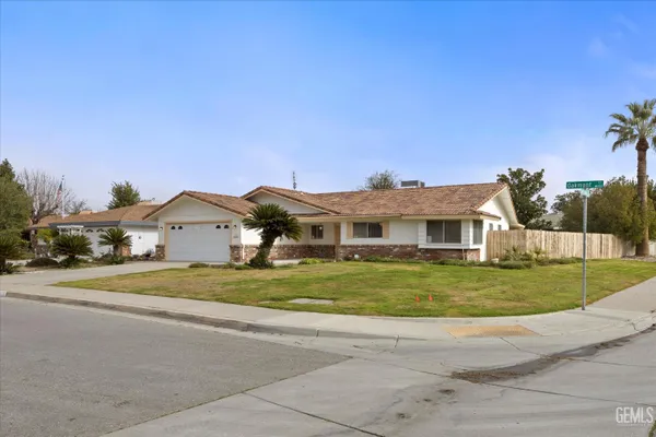 Property Slideshow image 2 of 42 | 112 oakmont ct, Bakersfield, CA, 93309
