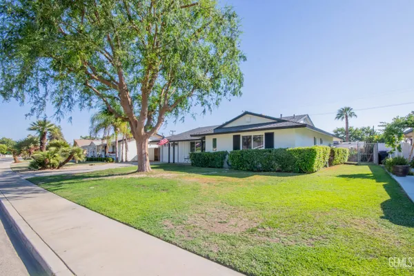 Property Slideshow image 2 of 40 | 409 cherry hills dr, Bakersfield, CA, 93309