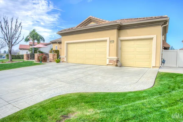 Property Slideshow image 2 of 62 | 13810 blossom ridge dr, Bakersfield, CA, 93306