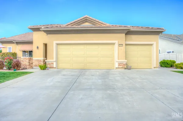 Property Slideshow image 3 of 62 | 13810 blossom ridge dr, Bakersfield, CA, 93306