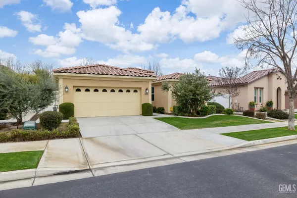 Property Slideshow image 2 of 50 | 12612 abercromby dr, Bakersfield, CA, 93312