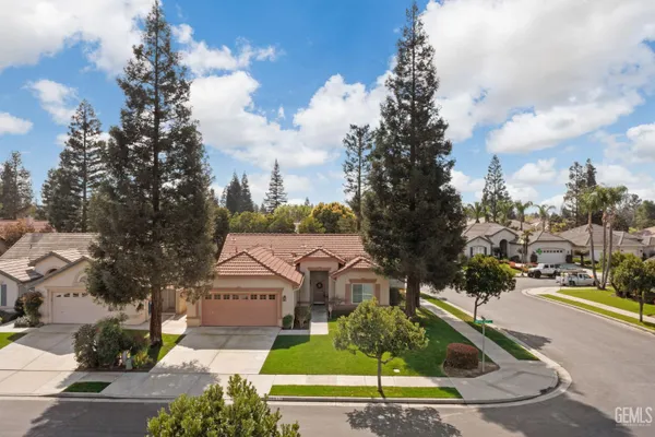 Property Slideshow image 2 of 71 | 10017 timeless rose ct, Bakersfield, CA, 93311