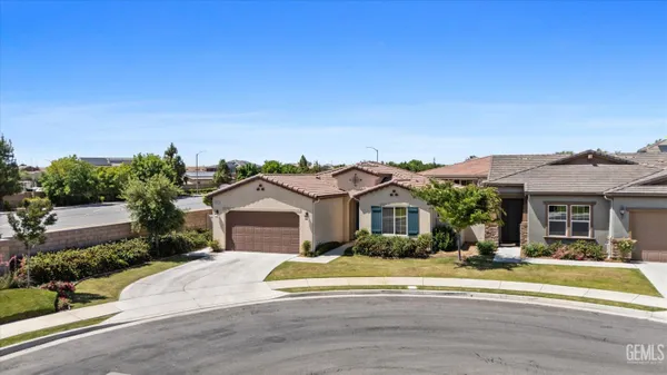 Property Slideshow image 3 of 41 | 9702 petersburg pl, Bakersfield, CA, 93306