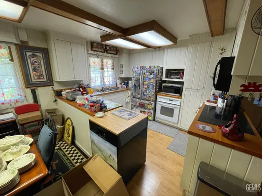 Property Slideshow image 3 of 30 | 6212 bel aire way, Bakersfield, CA, 93309