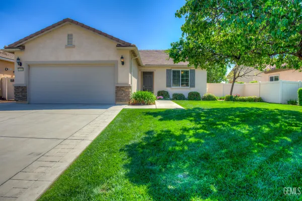 Property Slideshow image 2 of 50 | 14019 sandstone peak dr, Bakersfield, CA, 93306