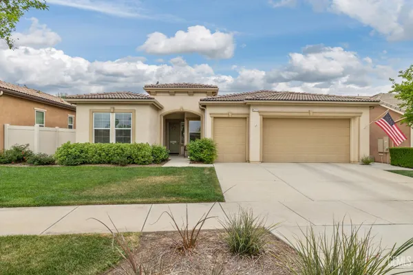 Property Slideshow image 2 of 54 | 6211 shelburne dr, Bakersfield, CA, 93306