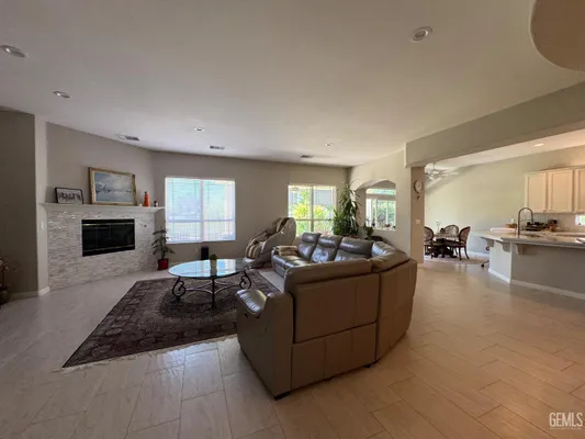 Property Slideshow image 3 of 27 | 10104 dutch iris dr, Bakersfield, CA, 93311