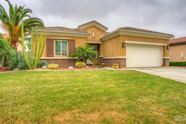 Property Slideshow image 2 of 60 | 5900 river birch dr, Bakersfield, CA, 93306