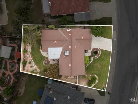 Property Slideshow image 2 of 33 | 5501 demaret ave, Bakersfield, CA, 93309