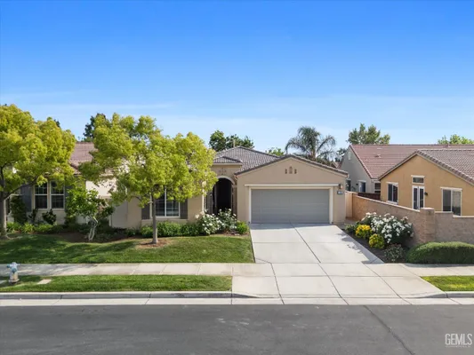 Property Slideshow image 3 of 68 | 10105 besancon way, Bakersfield, CA, 93306