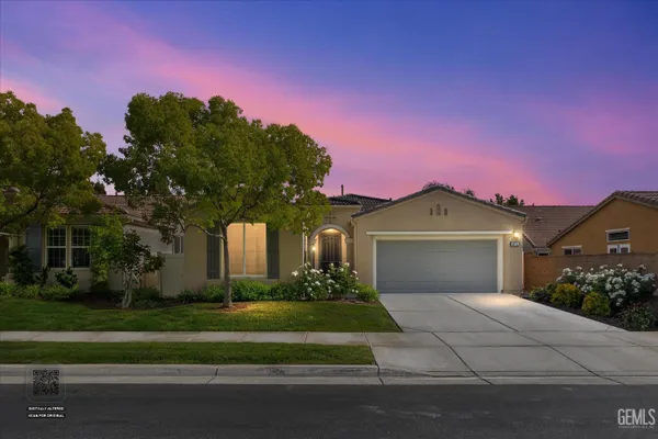 Property Slideshow image 2 of 68 | 10105 besancon way, Bakersfield, CA, 93306