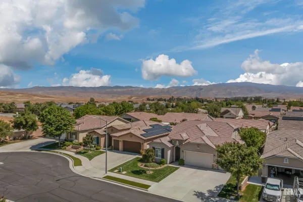 Property Slideshow image 2 of 53 | 6409 dover pl, Bakersfield, CA, 93306