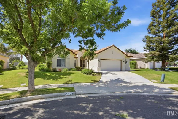 Property Slideshow image 2 of 35 | 10104 dutch iris dr, Bakersfield, CA, 93311