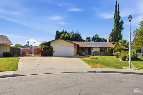 Property Slideshow image 3 of 47 | 105 holmby ct, Bakersfield, CA, 93309