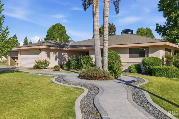 Property Slideshow image 2 of 59 | 5413 inverrary ct, Bakersfield, CA, 93309