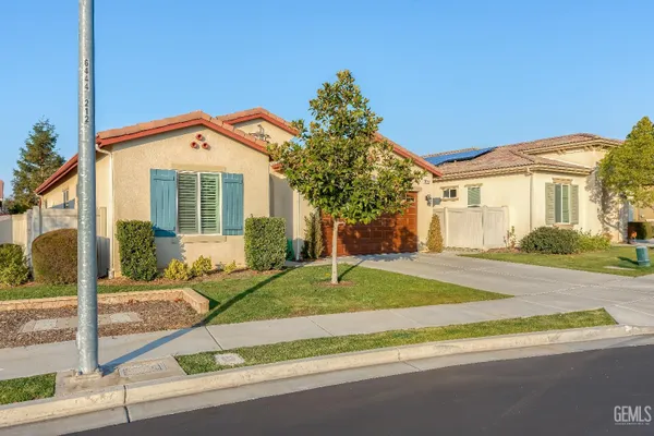 Property Slideshow image 2 of 67 | 10010 besancon way, Bakersfield, CA, 93306