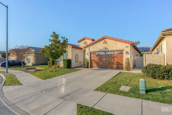 Property Slideshow image 3 of 67 | 10010 besancon way, Bakersfield, CA, 93306
