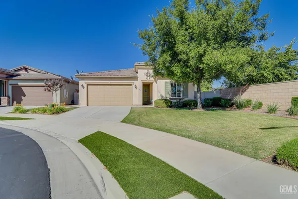 Property Slideshow image 2 of 34 | 6001 trafford pl, Bakersfield, CA, 93306