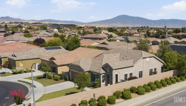 Property Slideshow image 2 of 52 | 9703 tallin pl, Bakersfield, CA, 93306