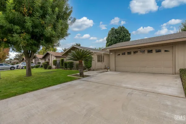 Property Slideshow image 3 of 36 | 517 new stine rd, Bakersfield, CA, 93309