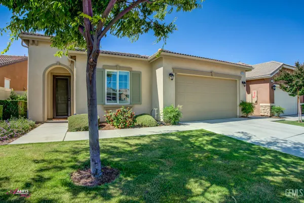 Property Slideshow image 3 of 46 | 9803 petersburg pl, Bakersfield, CA, 93306
