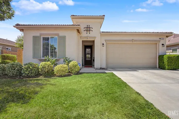 Property Slideshow image 3 of 48 | 10009 francois ln, Bakersfield, CA, 93306