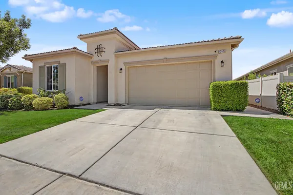 Property Slideshow image 2 of 48 | 10009 francois ln, Bakersfield, CA, 93306