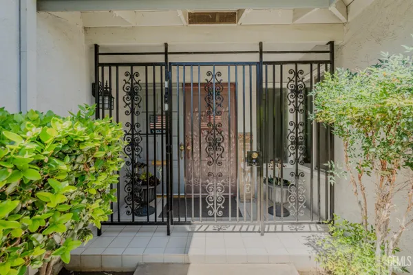 Property Slideshow image 3 of 33 | 709 new stine rd, Bakersfield, CA, 93309
