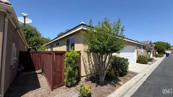 Property Slideshow image 3 of 30 | 10302 oldham ln, Bakersfield, CA, 93306