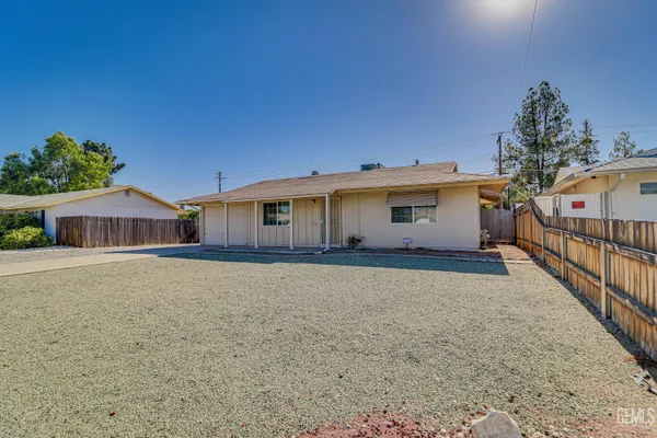 Property Slideshow image 2 of 25 | 709 la puente dr, Bakersfield, CA, 93309