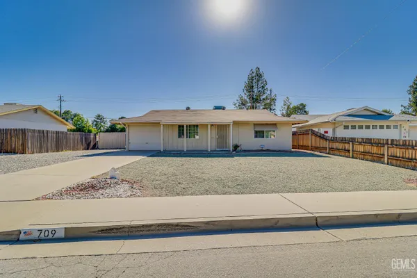 Property Slideshow image 3 of 25 | 709 la puente dr, Bakersfield, CA, 93309