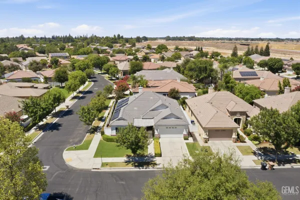 Property Slideshow image 2 of 64 | 303 coachman way, Bakersfield, CA, 93312