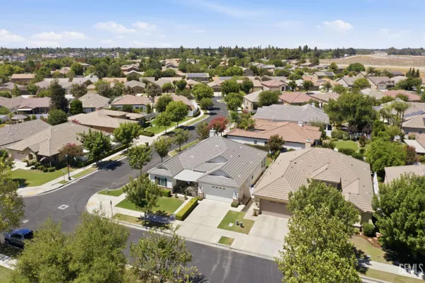 Property Slideshow image 3 of 64 | 303 coachman way, Bakersfield, CA, 93312