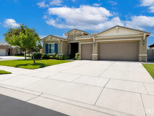 Property Slideshow image 2 of 53 | 9809 naples pl, Bakersfield, CA, 93306