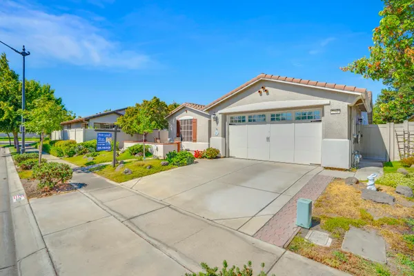 Property Slideshow image 3 of 50 | 2381 nutwood pl, Manteca, CA, 95336