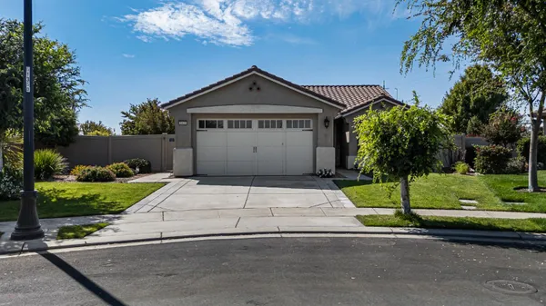 Property Slideshow image 3 of 87 | 2421 shady oak pl, Manteca, CA, 95336