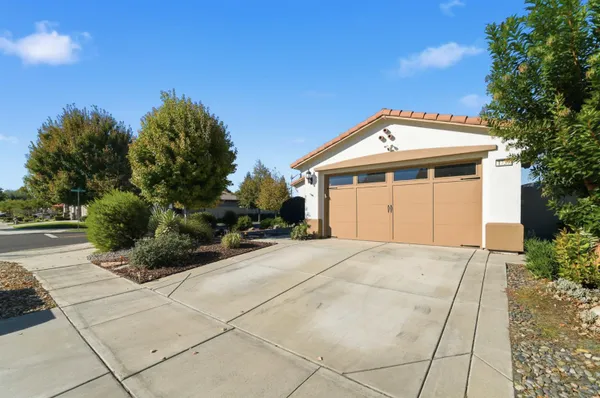 Property Slideshow image 2 of 46 | 1739 glenoaks st, Manteca, CA, 95336