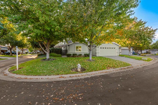 Property Slideshow image 3 of 55 | 7598 sunmore ln, Sacramento, CA, 95828