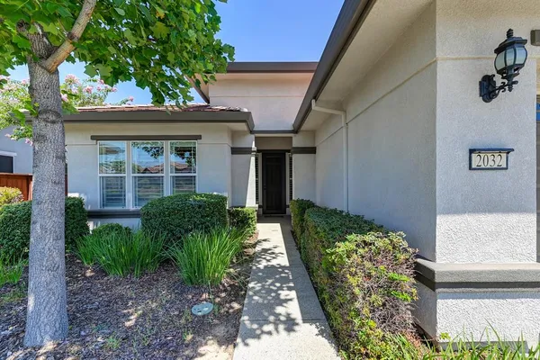 Property Slideshow image 2 of 43 | 2032 brixham dr, Roseville, CA, 95747