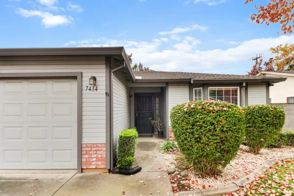 Property Slideshow image 2 of 27 | 7414 sun point ln, Sacramento, CA, 95828